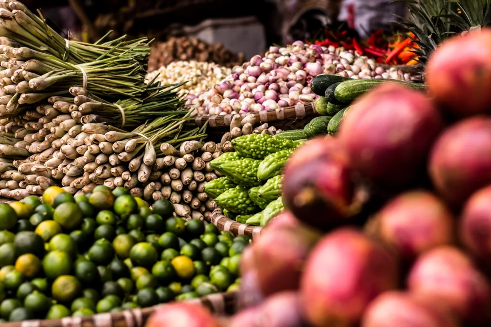 Étal de fruits et légumes frais