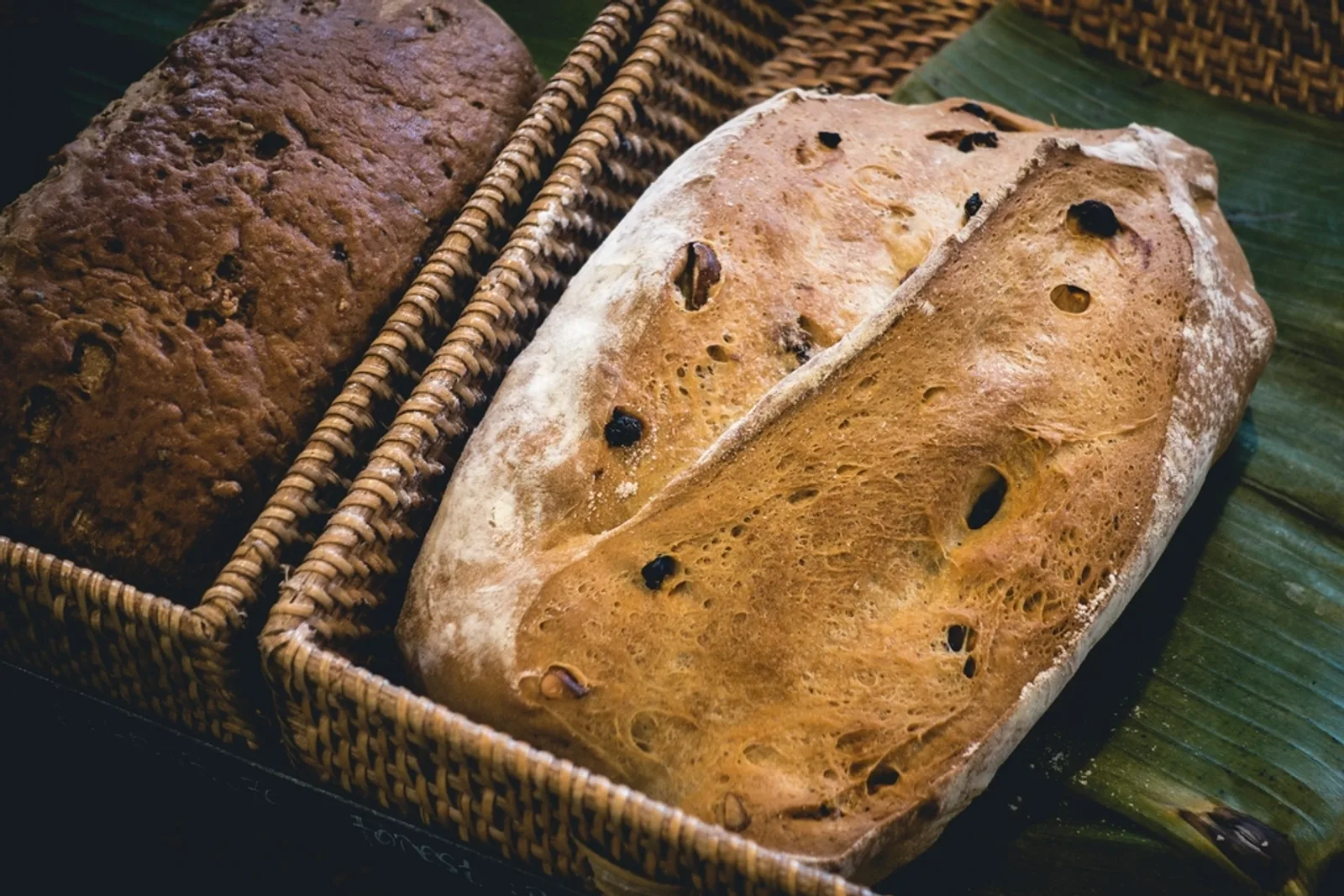 Pain dans un panier de boulangerie