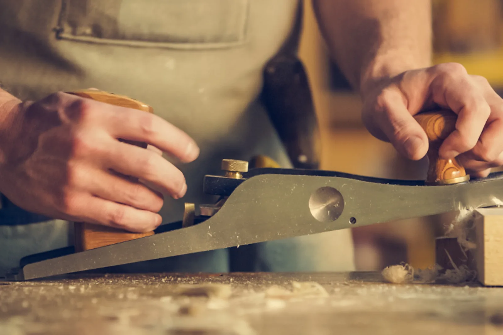 Mains d’un artisan au travail