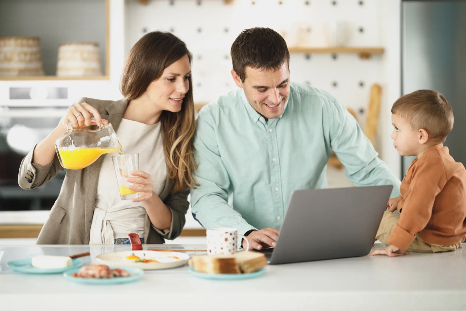 Famille consultant son contrat en ligne