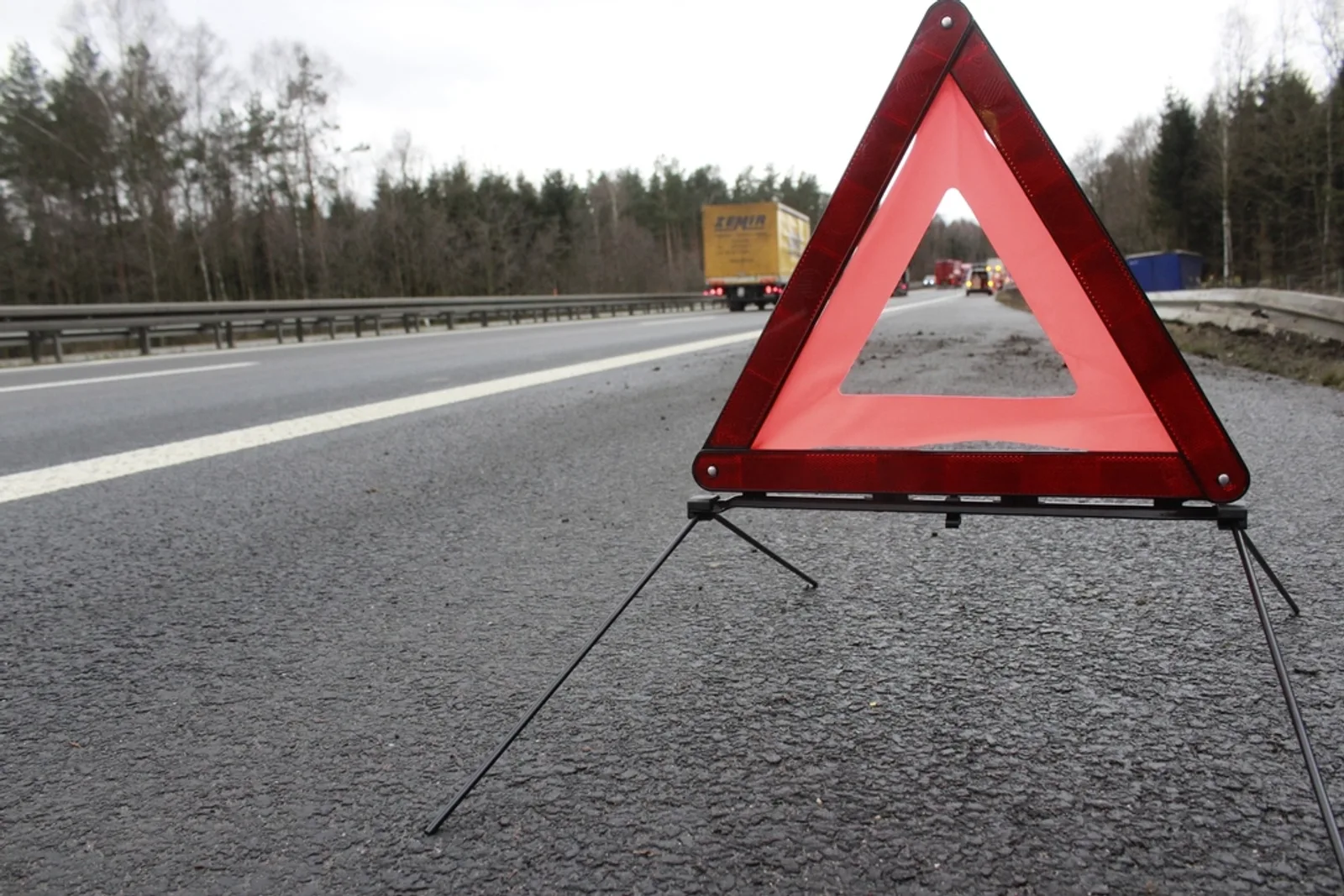 Triangle de signalisation sur la route
