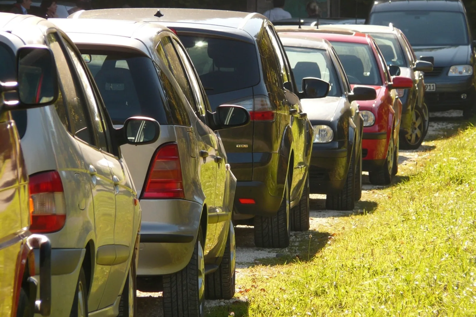 Véhicules alignés sur un parking