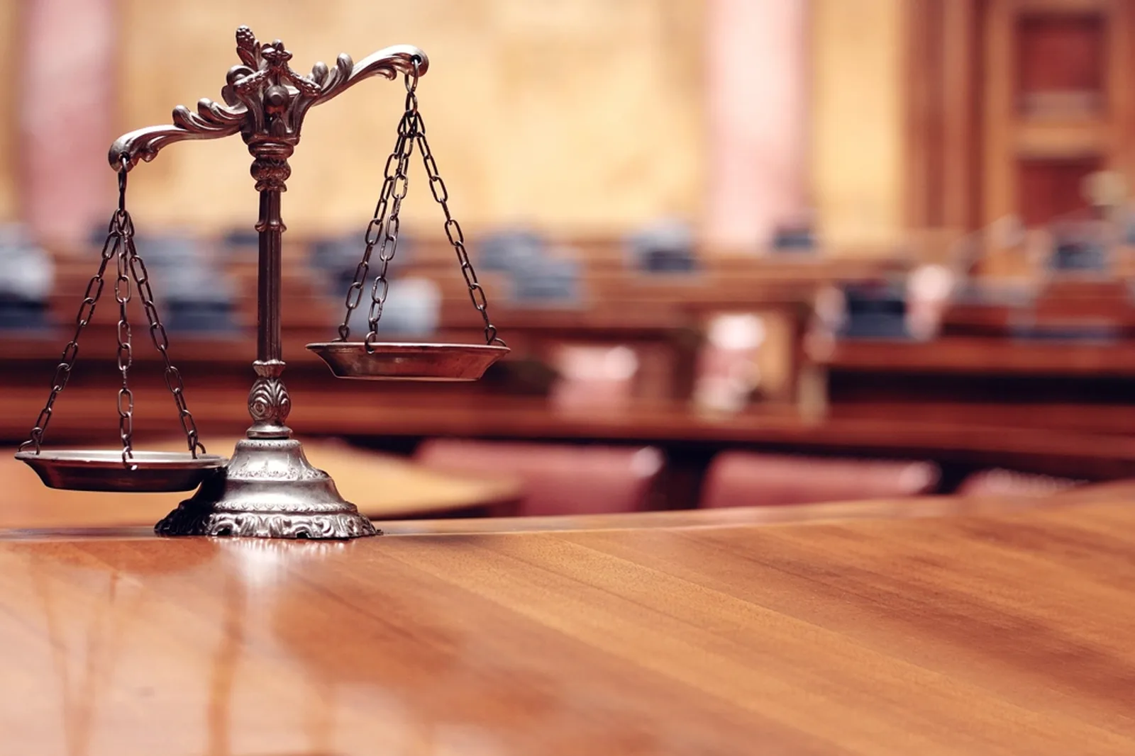 Balance de la justice posée sur un bureau