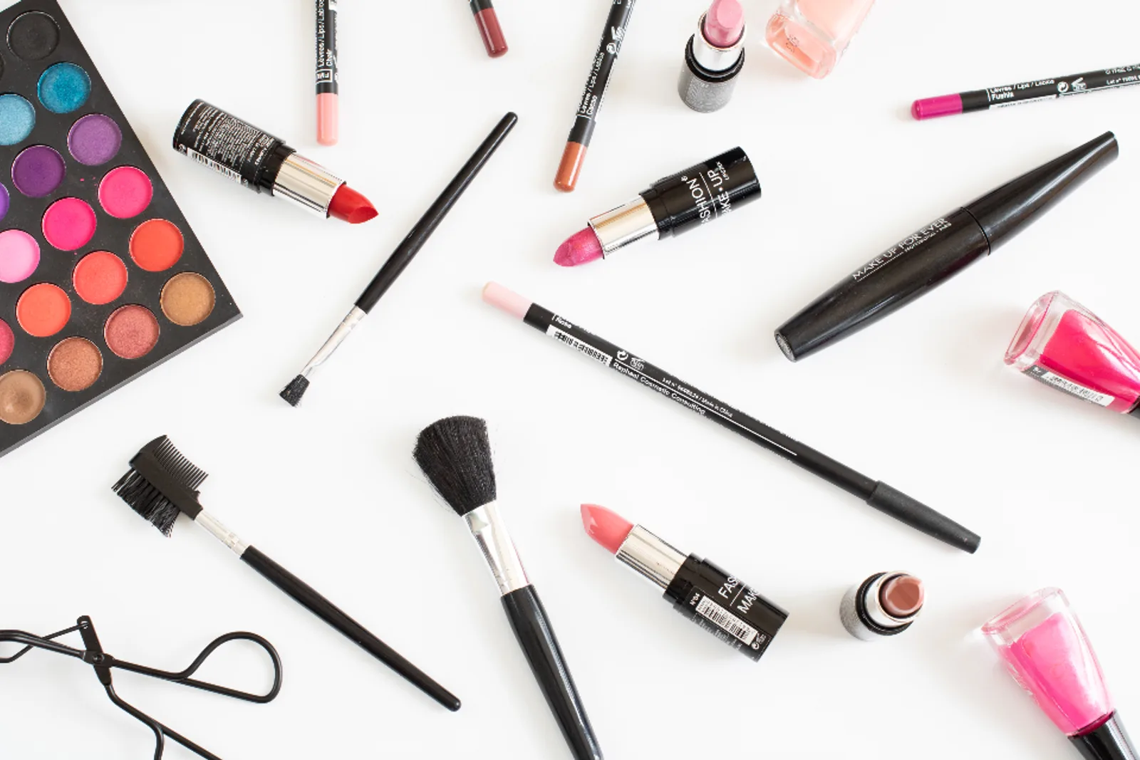 Produits de maquillage disposés à plat