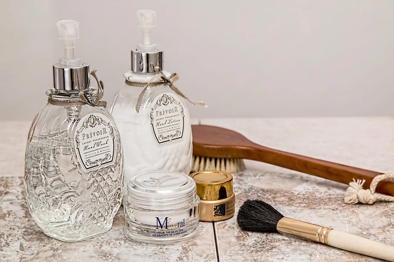 Flacons de soins et accessoires de beauté