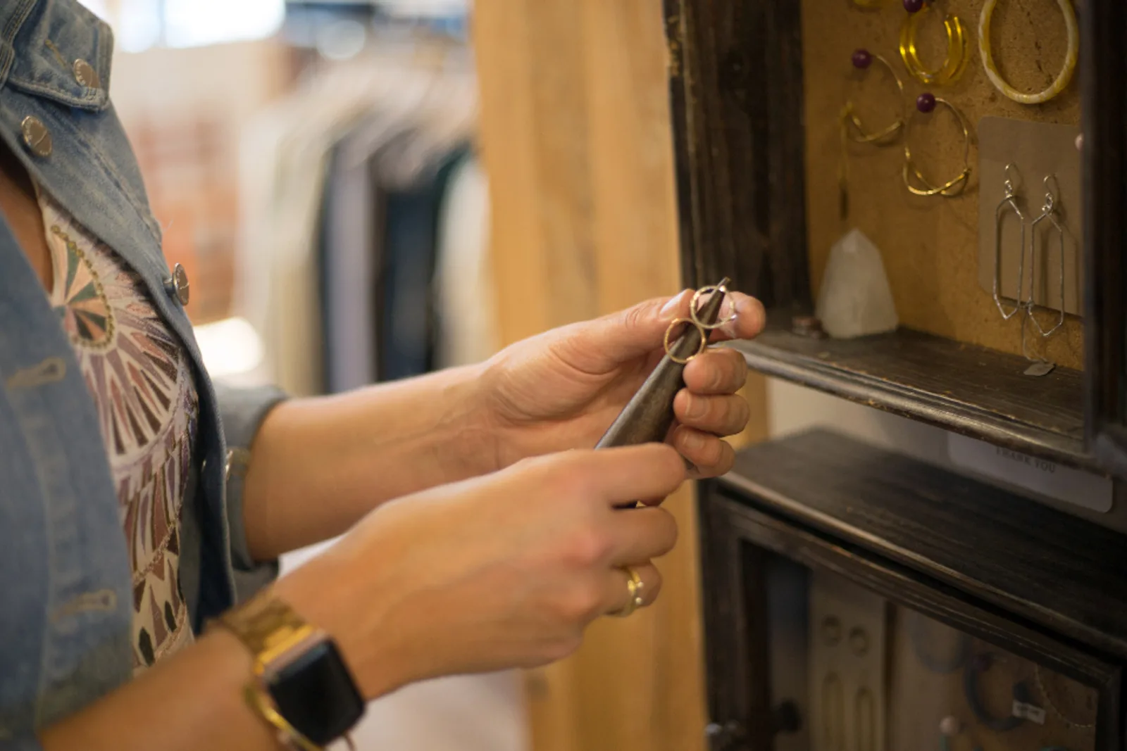 Cliente essayant un bijou en boutique