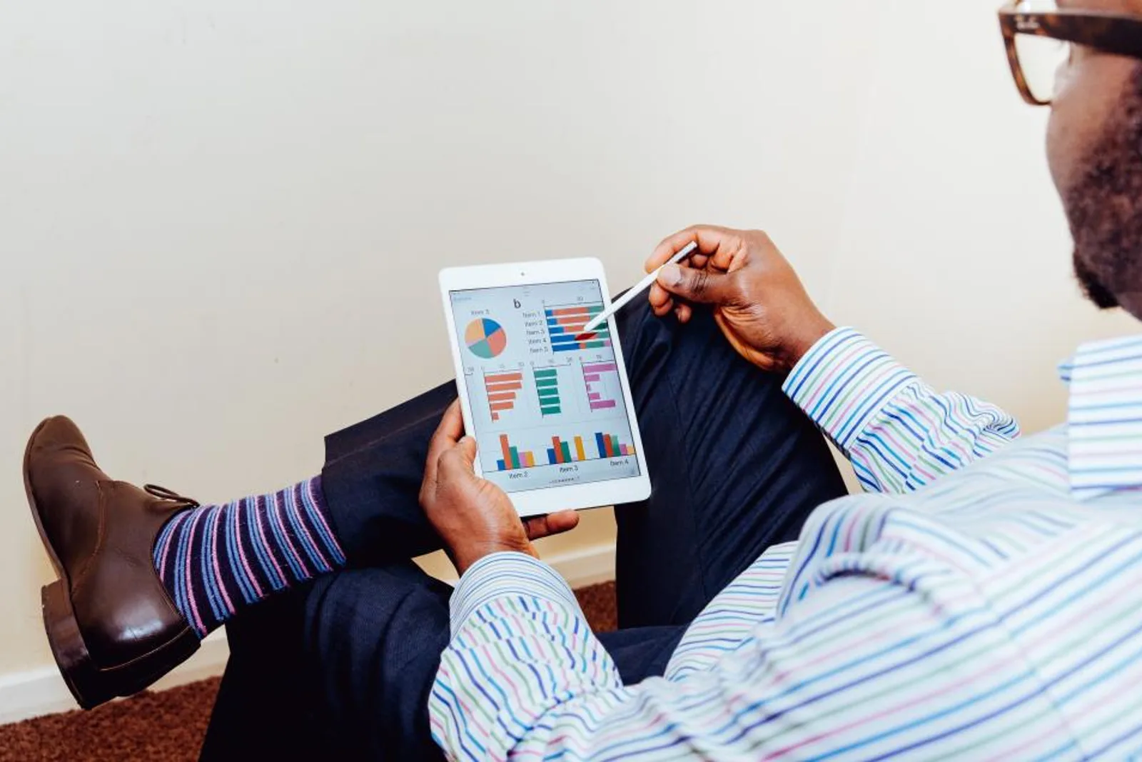 Consultant analysant des graphiques sur une tablette