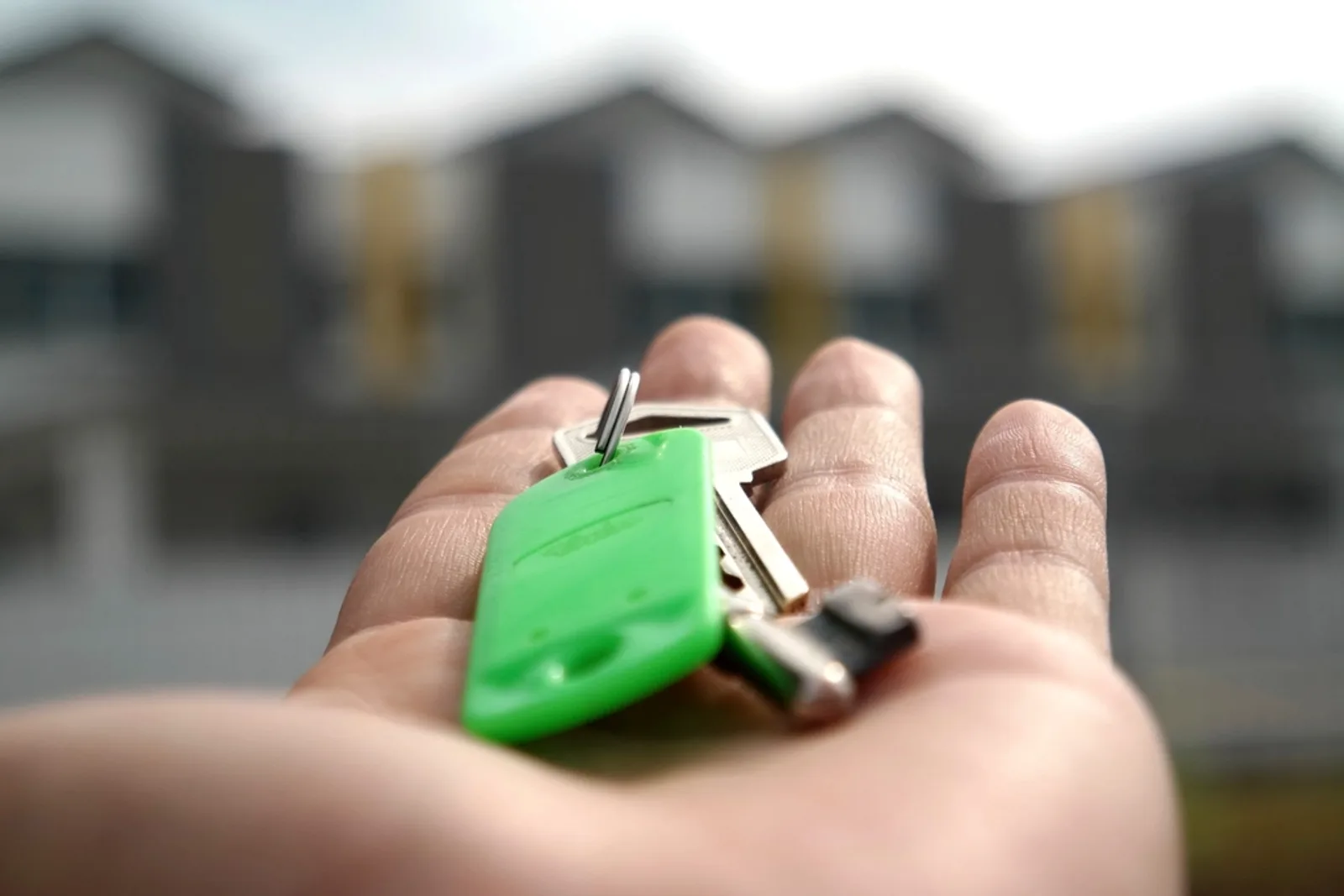 Clés d’un logement remises dans une main