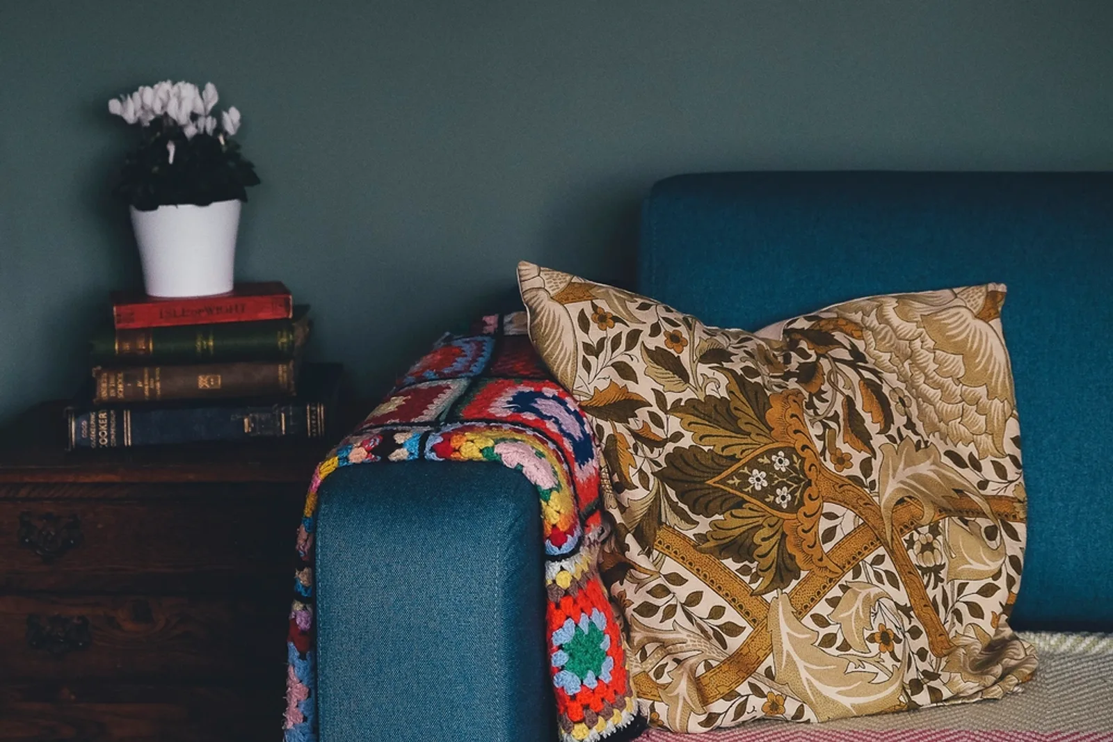 Coussins et plaid sur un fauteuil