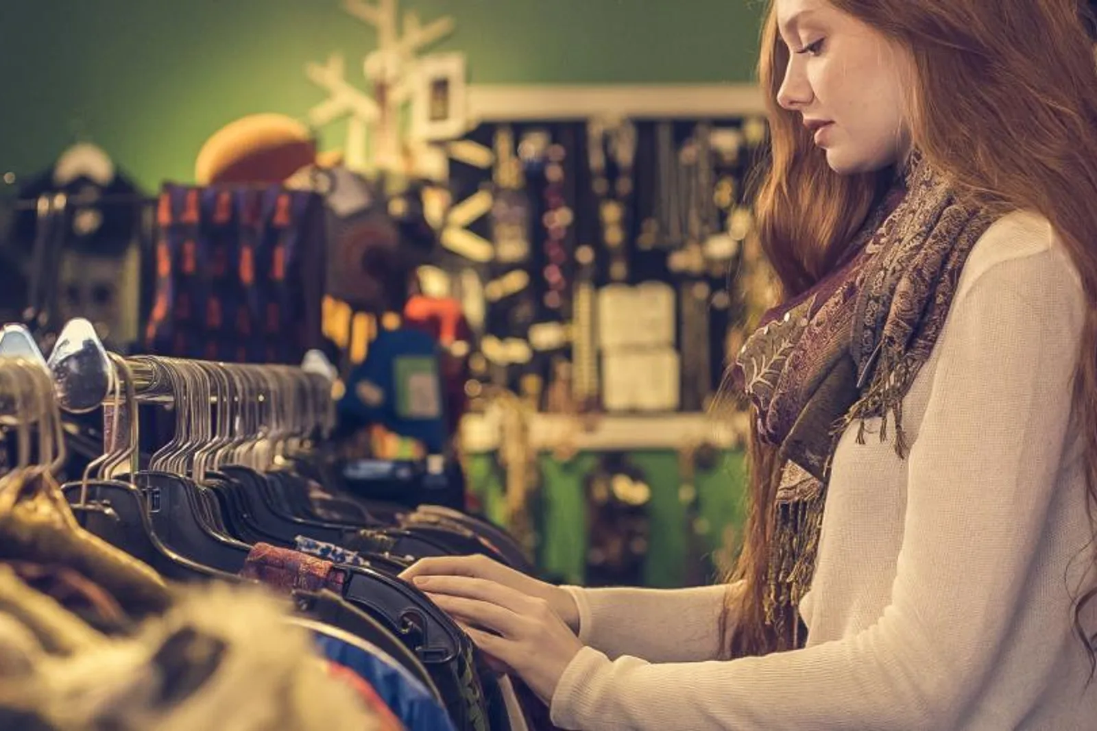 Cliente choisissant un vêtement en boutique