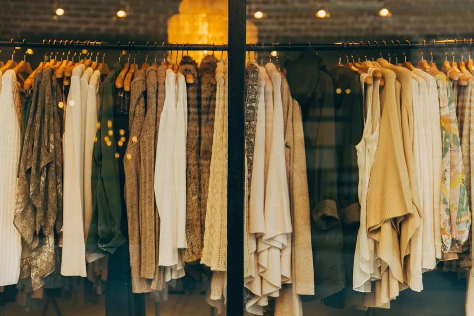 Portants de vêtements dans une boutique