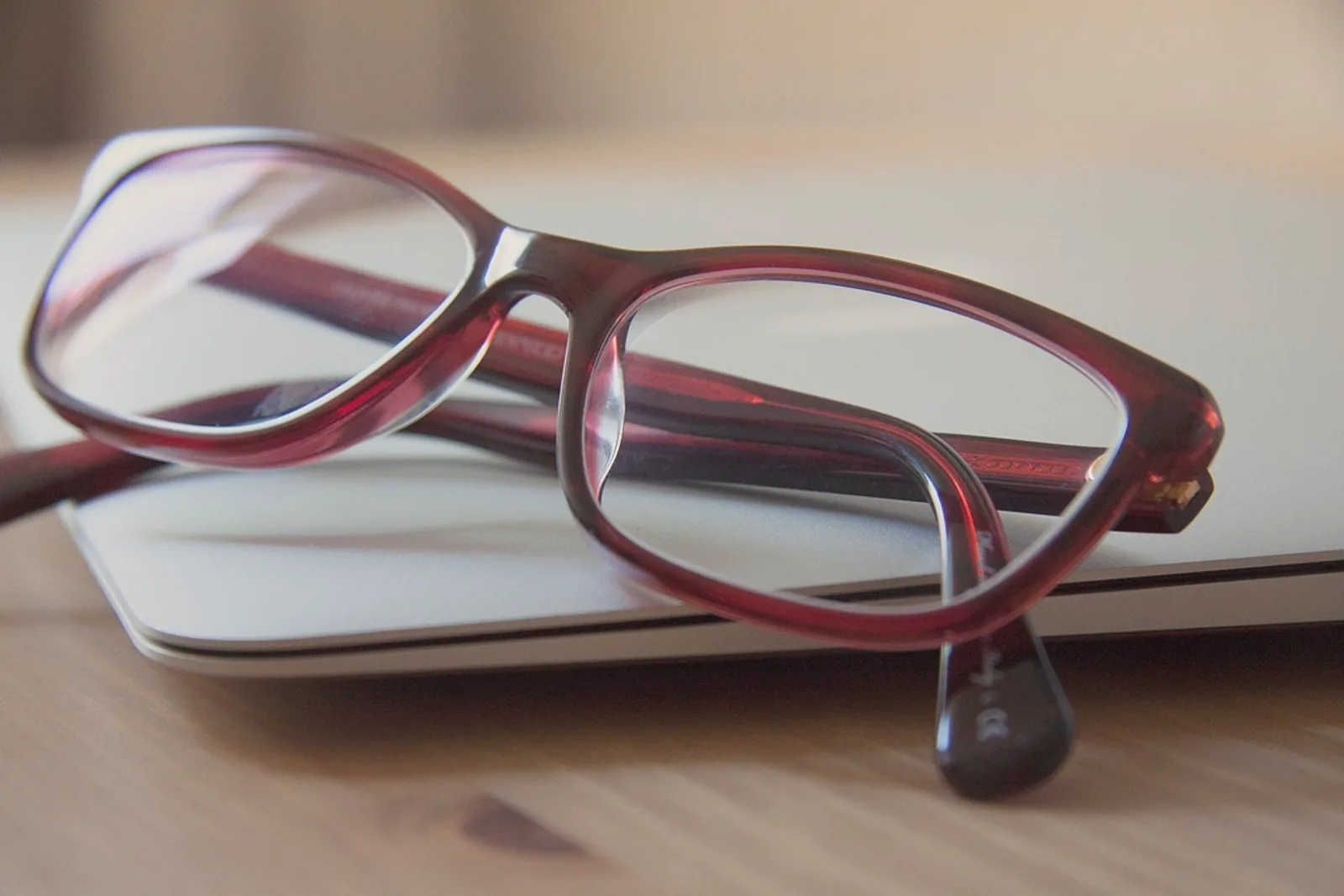 Lunettes posées sur un carnet