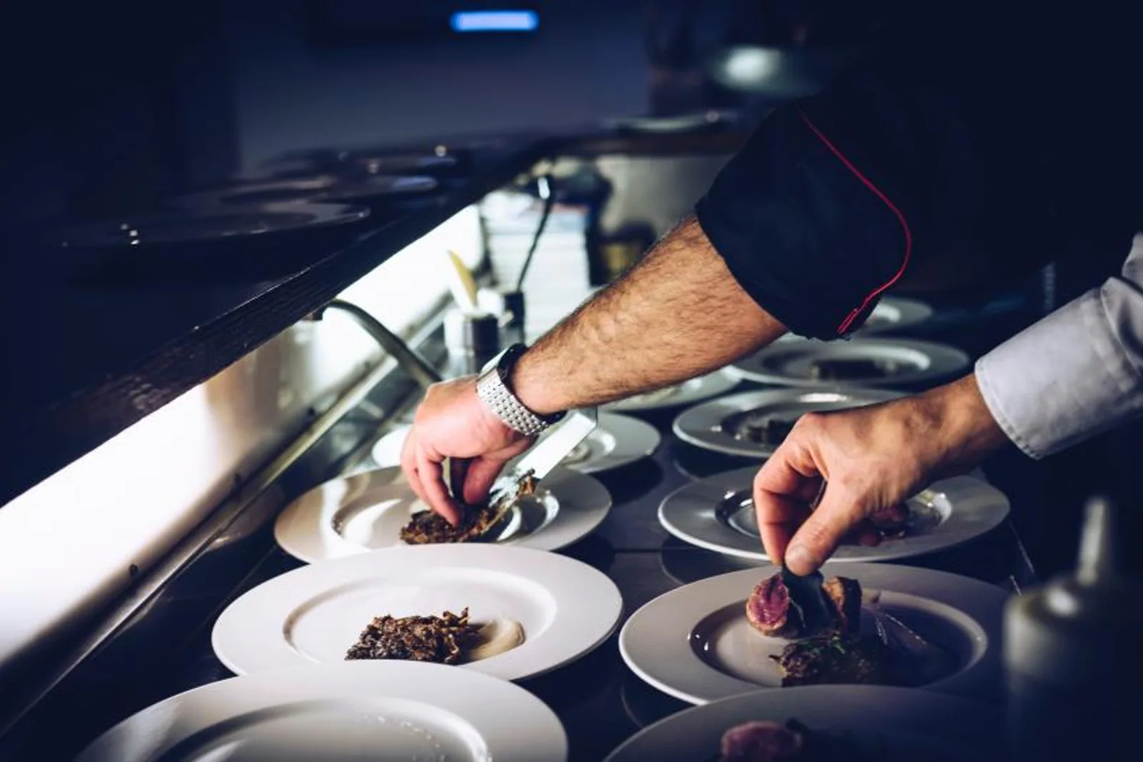 Chef dressant une assiette en cuisine