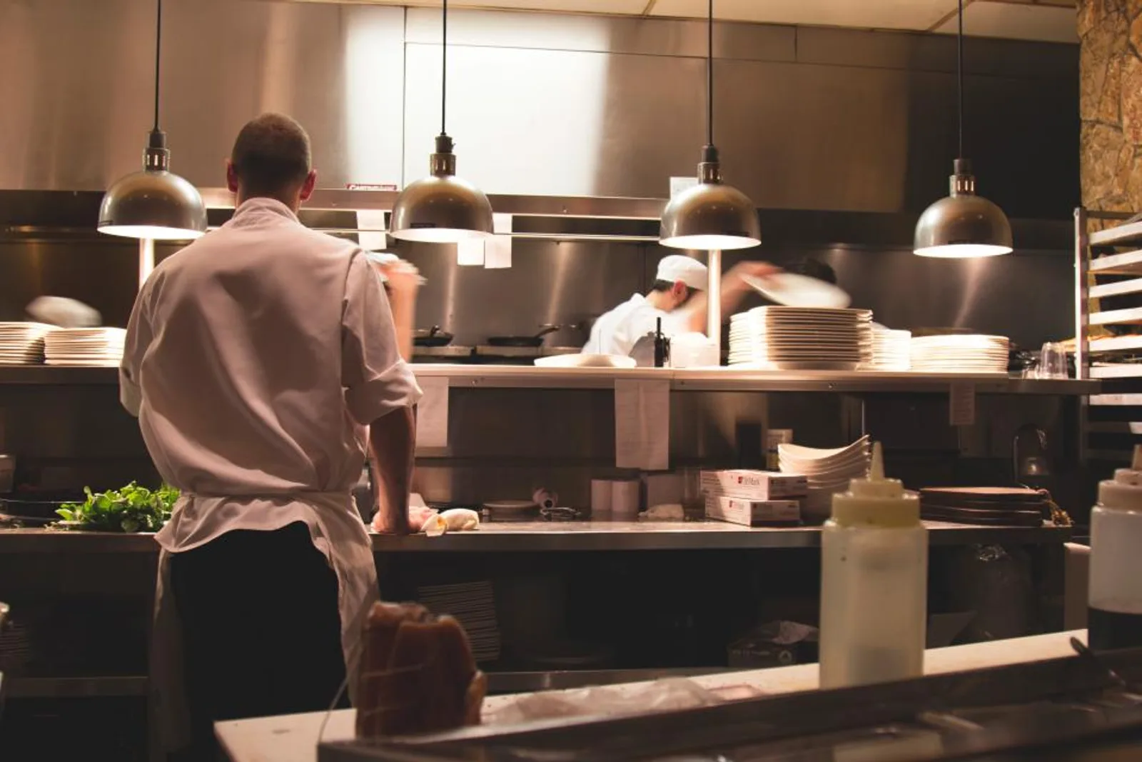 Cuisiniers en pleine préparation