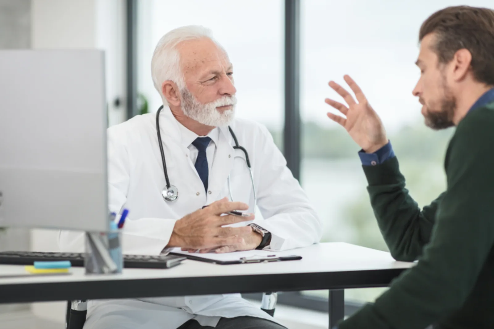 Praticien en consultation avec un patient