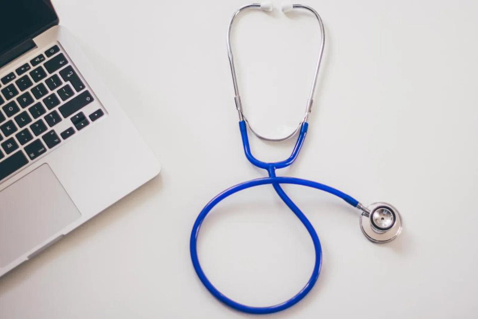 Stéthoscope posé près d’un ordinateur