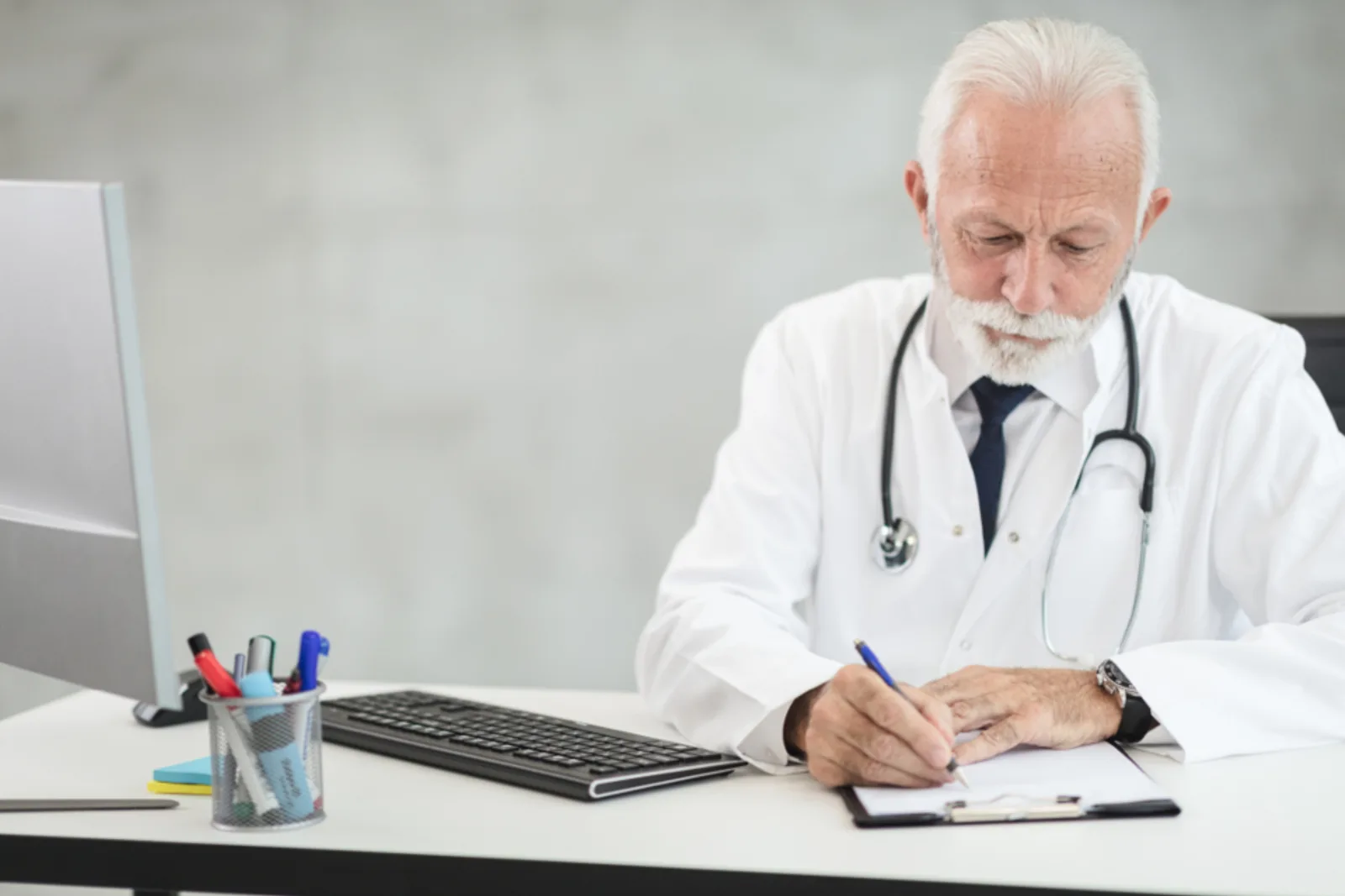 Médecin rédigeant une ordonnance