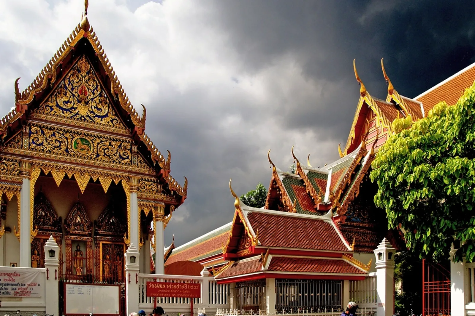 Temple visité par des touristes