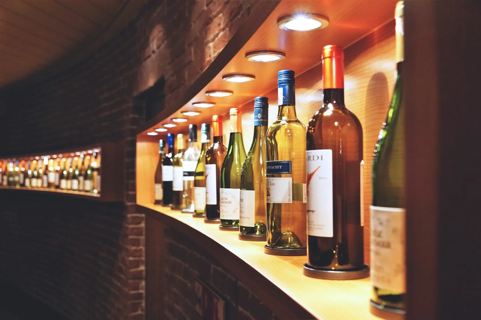 Bouteilles de vin en rayon