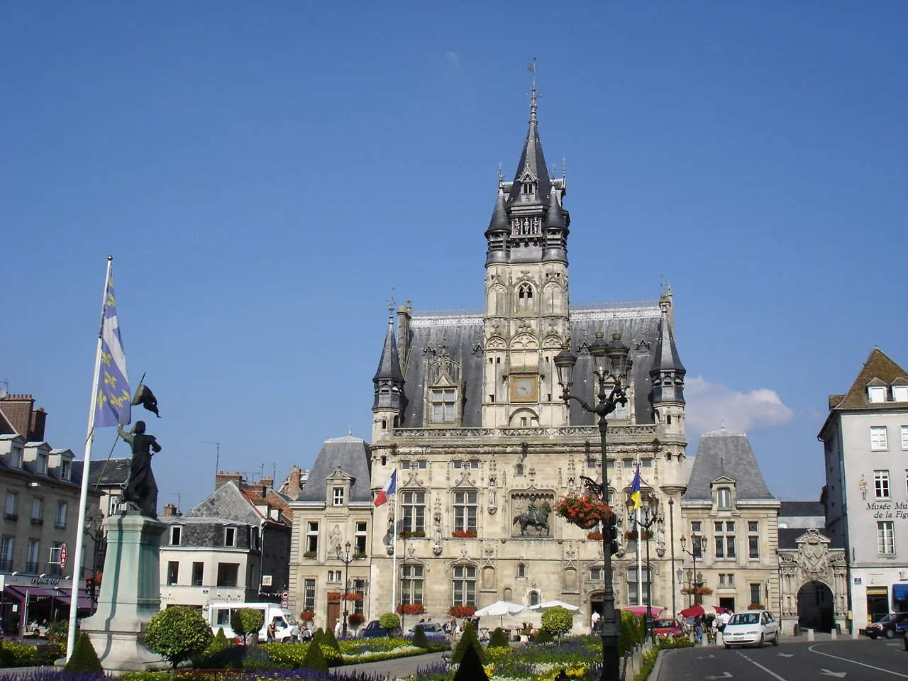 L’hôtel de ville gothique de Compiègne et son beffroi